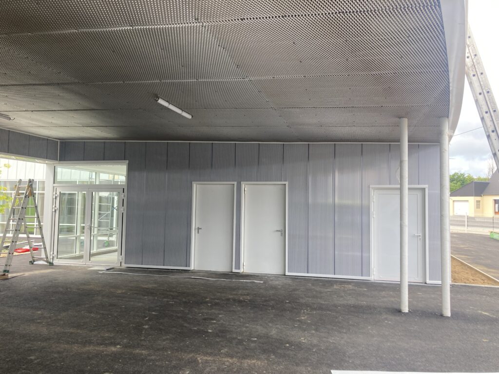 sous-face-bardage-polycarbonate-groupe-scolaire-Picauville-cruard-couverture