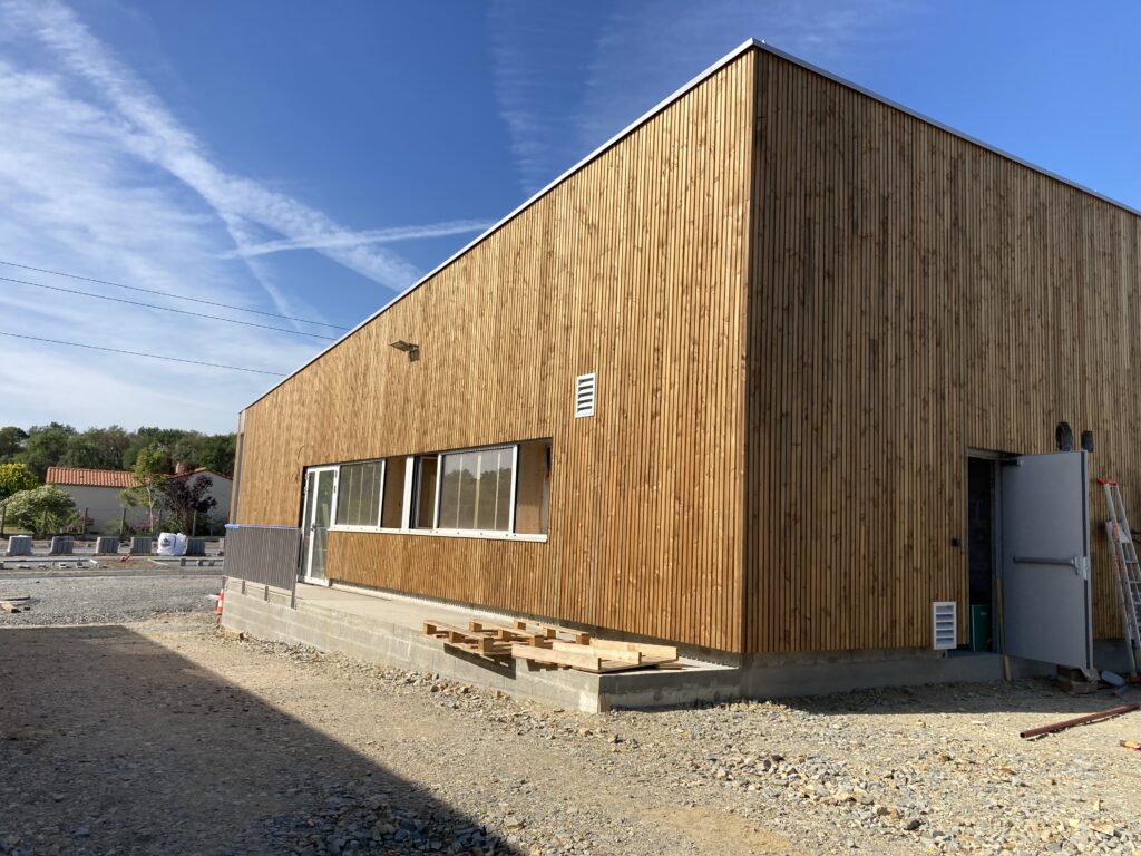 bardage-bois-coté-ateliers-municipaux-st-sebastien-sur-loire
