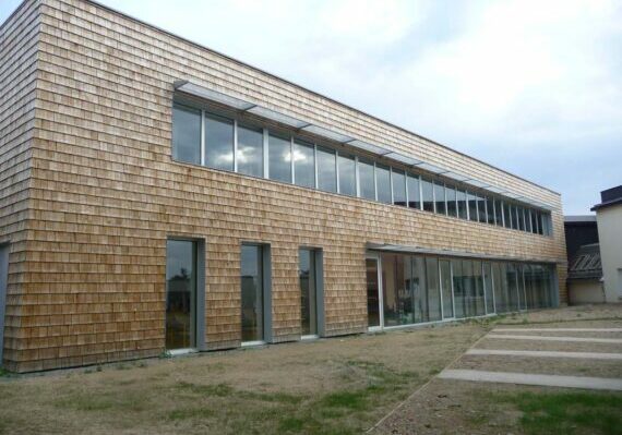 groupe-scolaire-remondel-couverture-et-bardage-bardeau-bois-cruard